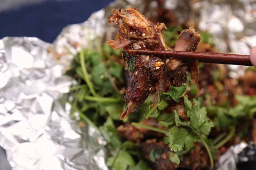 原来好多热门苍蝇馆子的干货，都能够抽真空、当特产带走！