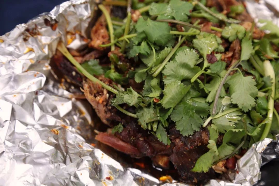 原来好多热门苍蝇馆子的干货，都能够抽真空、当特产带走！