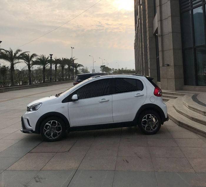 毕业两年买二手车还是新车,毕业两年内买车合适吗