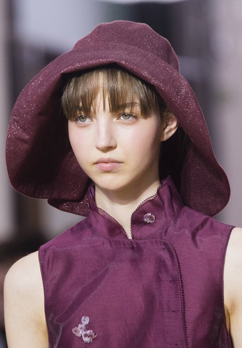 穿Dior星空裙的模特比ab还美！神似王思聪前女友，就是嘴巴怪怪的