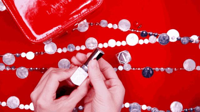 跟着宋慧乔、李圣经一起打造“新年妆”，你看怎么样？