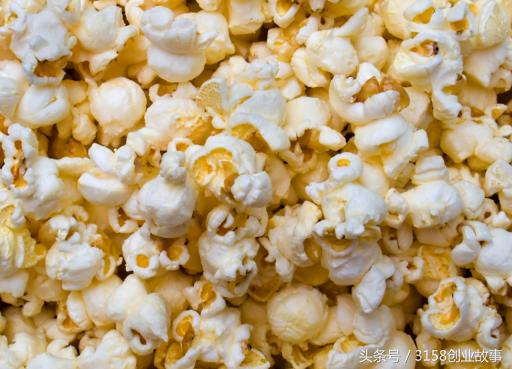 春节期间，她在镇上卖爆米花，小本生意闷声发大财