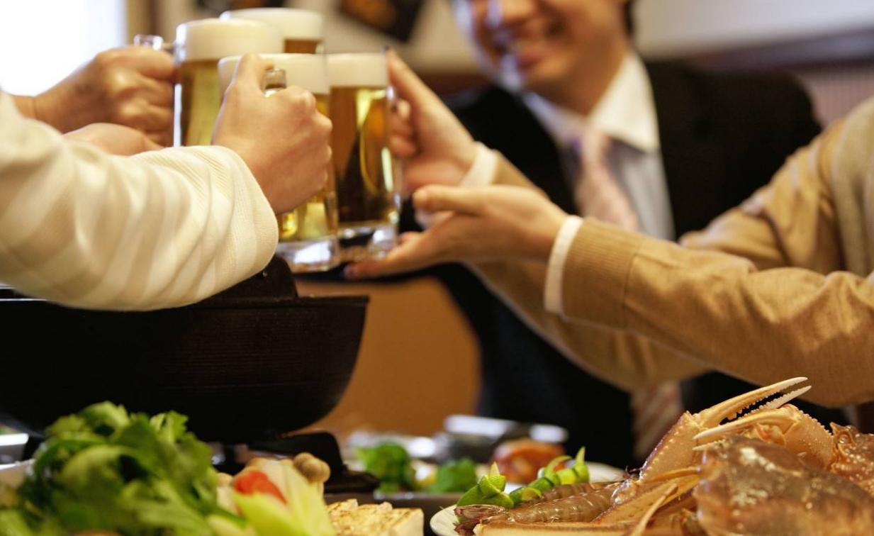 酒桌饭局礼仪及说话技巧,饭局酒桌聊天技巧和话题