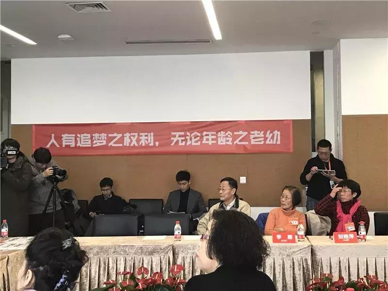 年薪40万招老人：83岁清华学霸PPT自我介绍，60岁大妈组团教网购