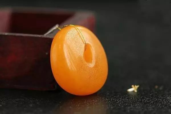 琥珀蜜蜡鉴别真假方法大揭秘,在家怎么鉴别琥珀蜜蜡真假的方法