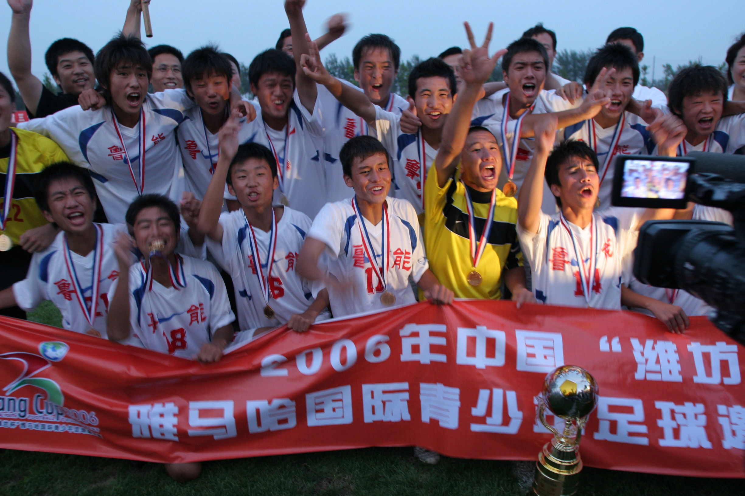 鲁能青训观看鲁能国安比赛,鲁能对上港的鲁能青训球员