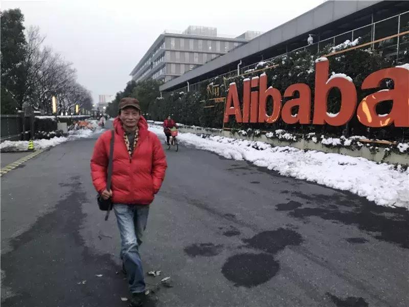 年薪40万招老人：83岁清华学霸PPT自我介绍，60岁大妈组团教网购