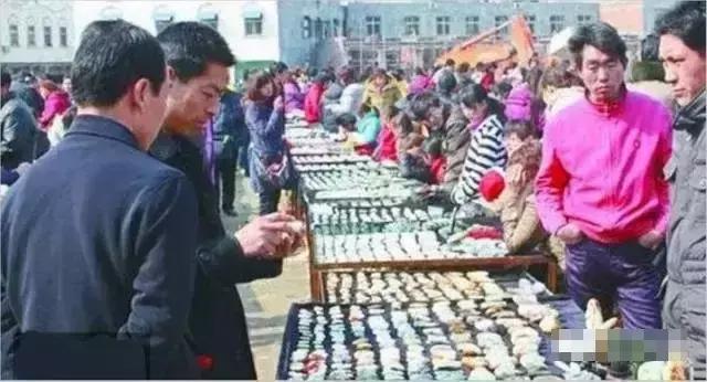 摆地摊卖的古董是真的吗,地摊上买的假古董行家鉴定是真的