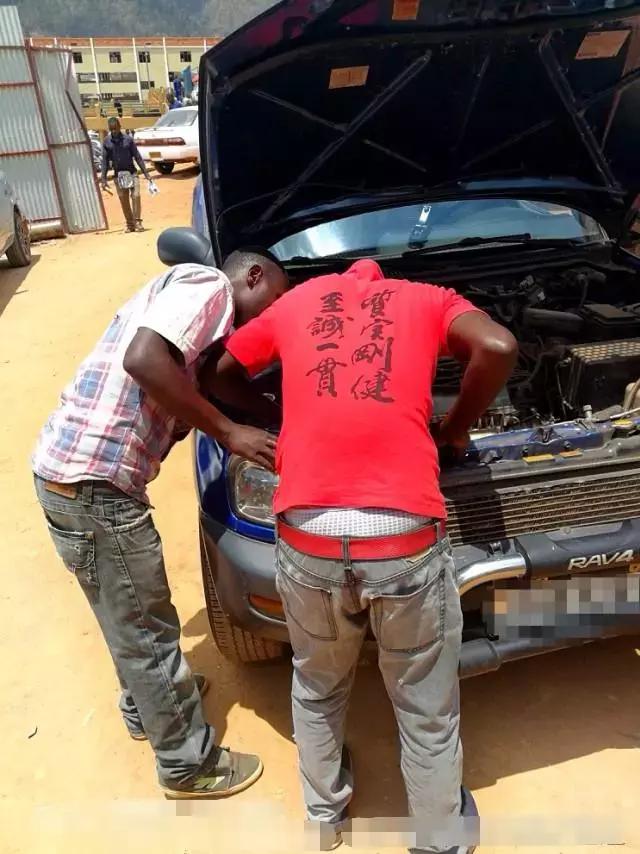 非洲富人奢侈品：有中文字的旧衣服更值钱