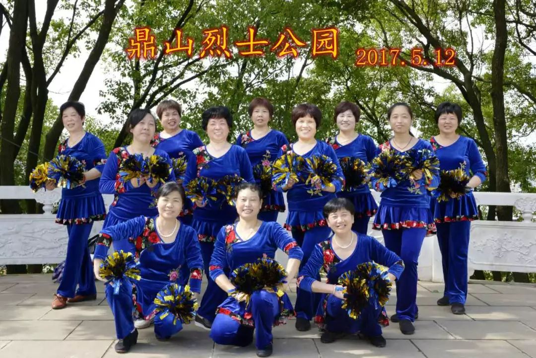 中老年人广场舞三人,中老年12人广场舞比赛