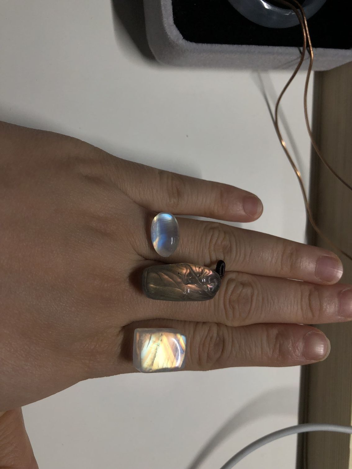 彩虹月光石真的吗 (彩虹月光石戒指)