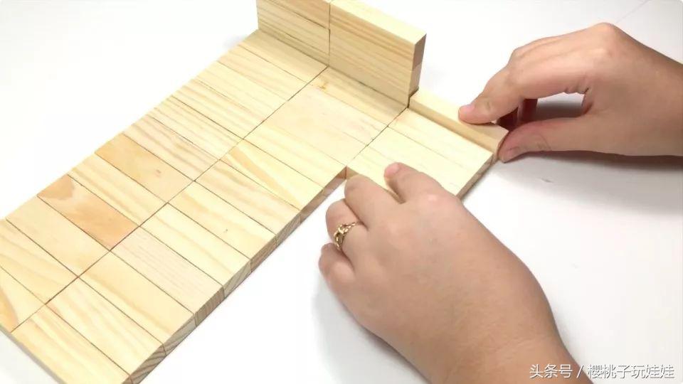 手工diy给芭比娃娃做床,手工芭比娃娃的床怎么做