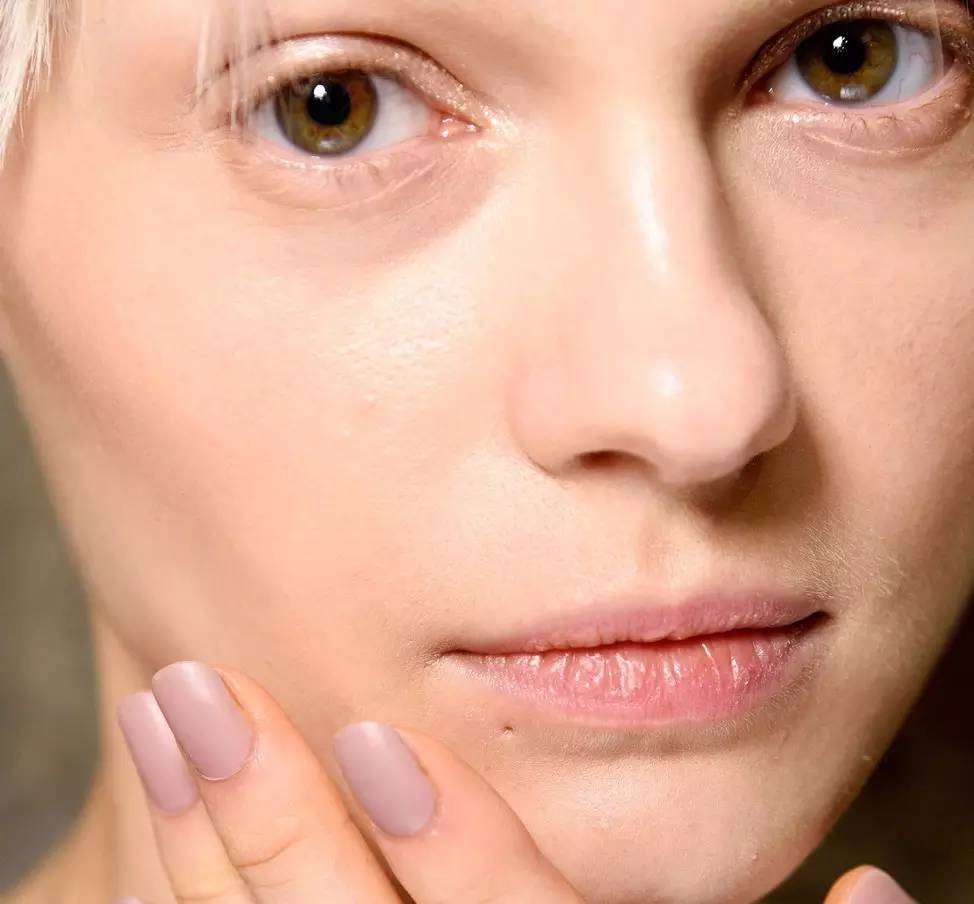 黑头为啥挤了第二天就出来了,黑头挤了两三次会变大嘛