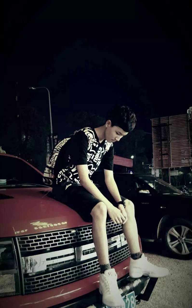 买过厂鞋，做过编辑，见证本土潮流变迁的他如今只留下这两色球鞋