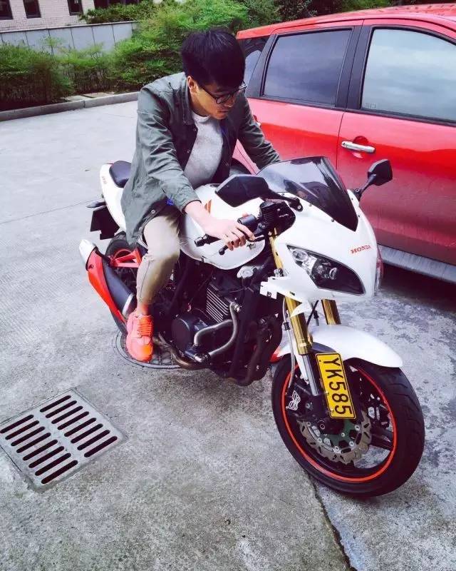 买过厂鞋，做过编辑，见证本土潮流变迁的他如今只留下这两色球鞋