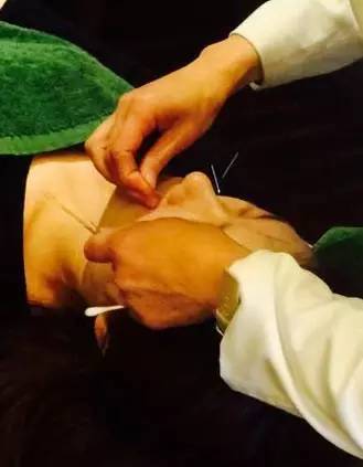 热吻30分钟竟然能够美容强身抗过敏，还能治鼻炎憋说话，快吻我！