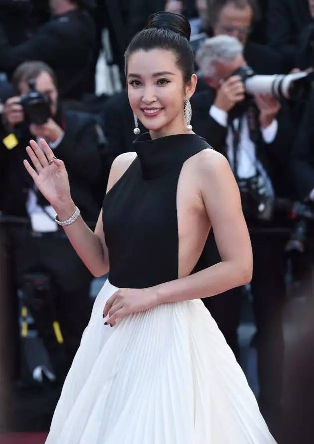 戛纳红毯|照这个趋势，村口剃头王大爷都能够出征戛纳了！