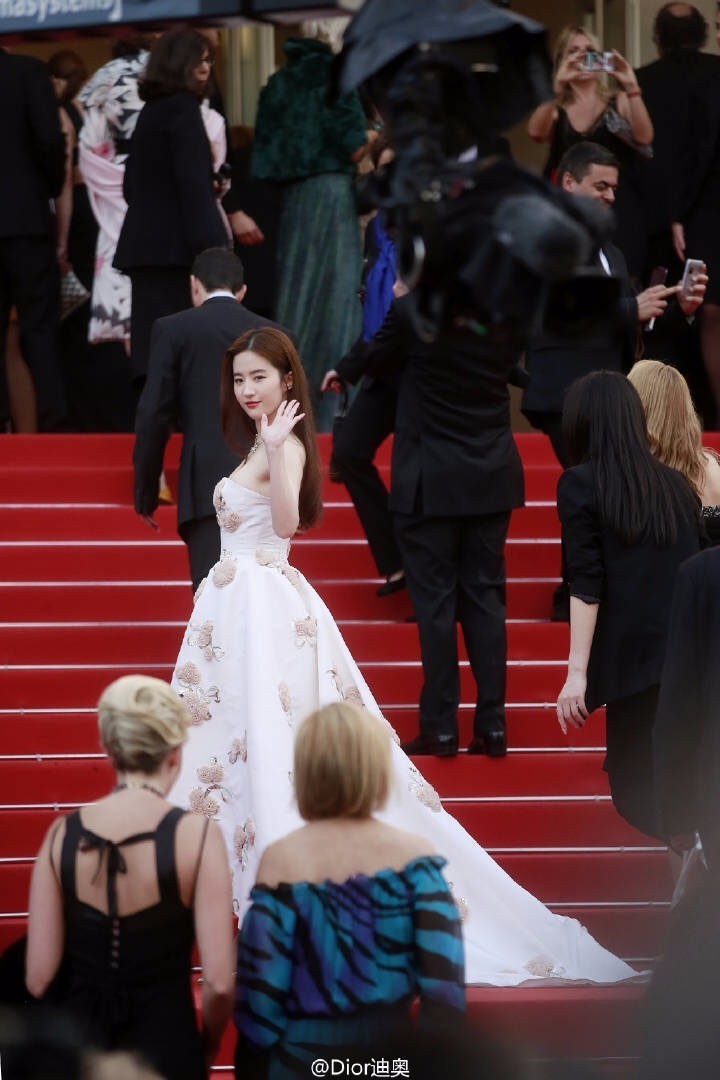 戛纳红毯|照这个趋势，村口剃头王大爷都能够出征戛纳了！