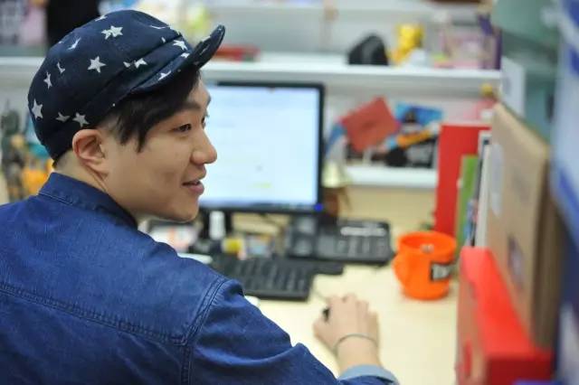 买过厂鞋，做过编辑，见证本土潮流变迁的他如今只留下这两色球鞋