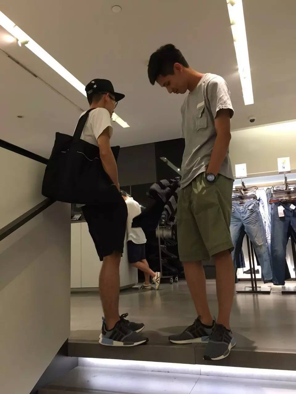 买过厂鞋，做过编辑，见证本土潮流变迁的他如今只留下这两色球鞋