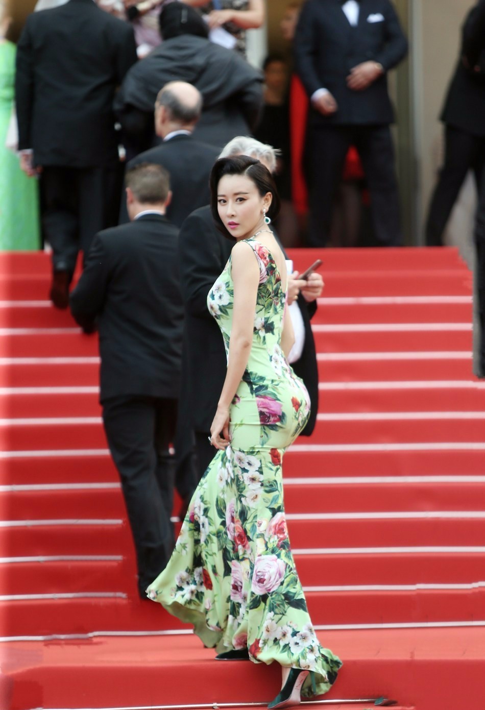 戛纳红毯|照这个趋势，村口剃头王大爷都能够出征戛纳了！