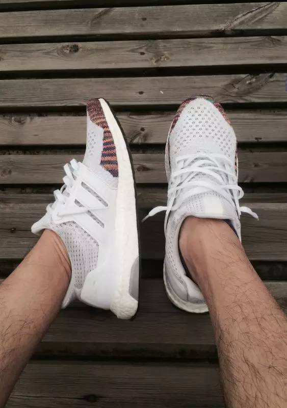 买过厂鞋，做过编辑，见证本土潮流变迁的他如今只留下这两色球鞋