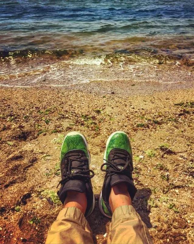 买过厂鞋，做过编辑，见证本土潮流变迁的他如今只留下这两色球鞋