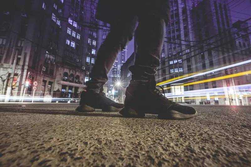 买过厂鞋，做过编辑，见证本土潮流变迁的他如今只留下这两色球鞋