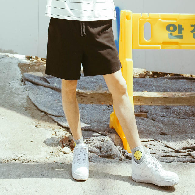 什么版型的裤子穿起来成熟帅气,时尚简约的裤子让你气质有型