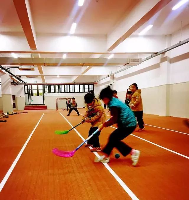 看滨和健儿玩转旱地冰球｜长河小学学生寻访“最美杭州人”