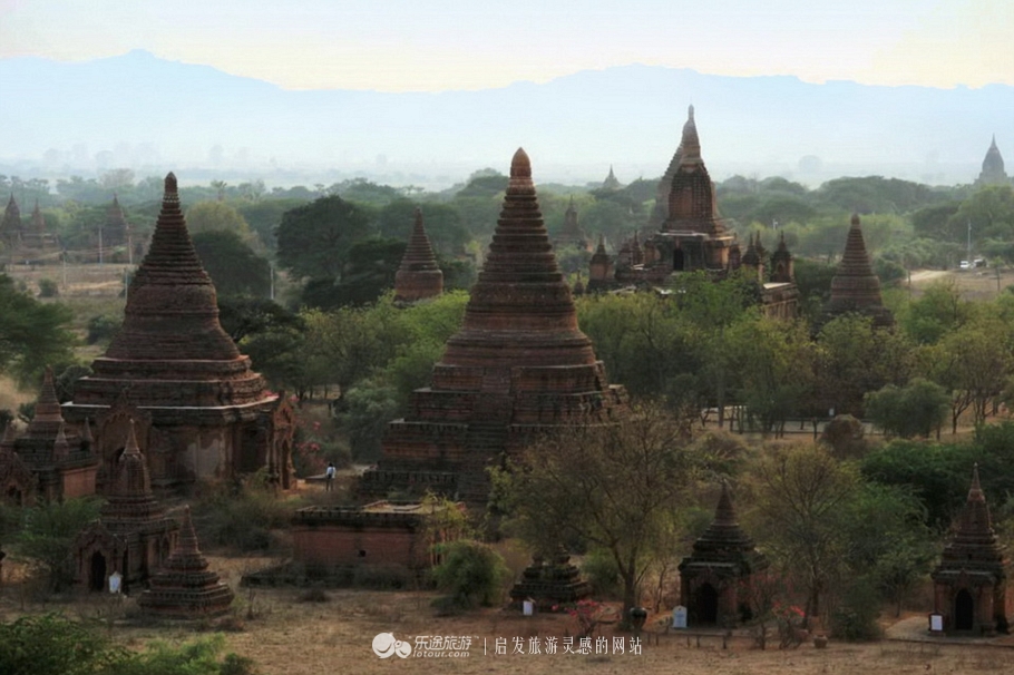 万千佛塔卧夕烟，十里浮屠一望间