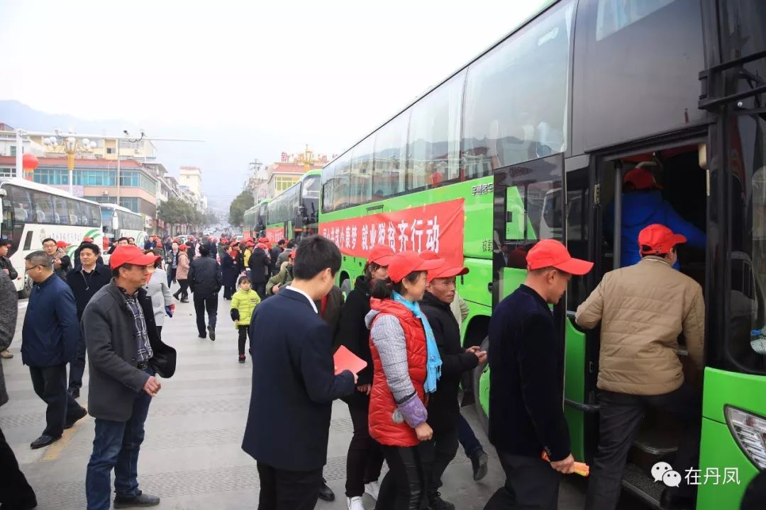 火！火！火！丹凤县2018年“春风行动”暨雨丹劳务协作现场招聘会爆棚啦！