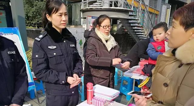 看滨和健儿玩转旱地冰球｜长河小学学生寻访“最美杭州人”