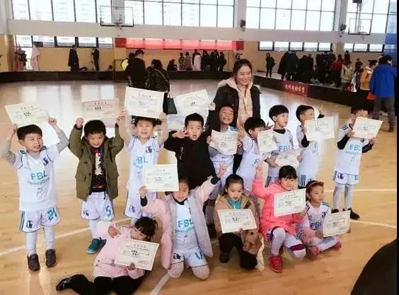 看滨和健儿玩转旱地冰球｜长河小学学生寻访“最美杭州人”