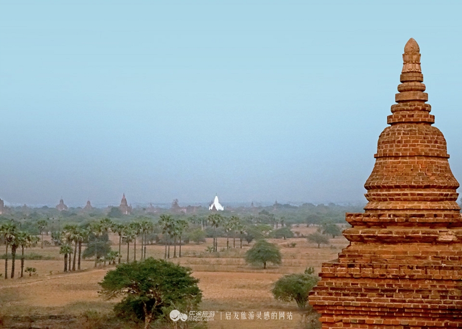 万千佛塔卧夕烟，十里浮屠一望间