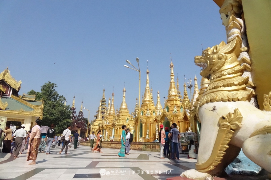 万千佛塔卧夕烟，十里浮屠一望间