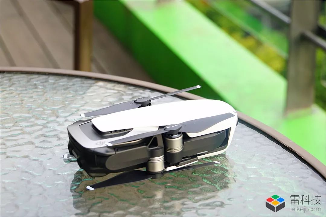 藏在手机壳里放口袋就能带走，这么小的黑科技无人机还是第一次见