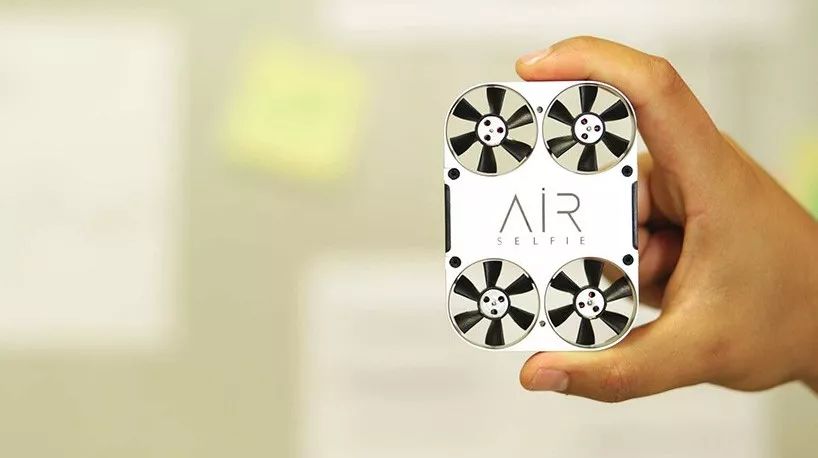 藏在手机壳里放口袋就能带走，这么小的黑科技无人机还是第一次见