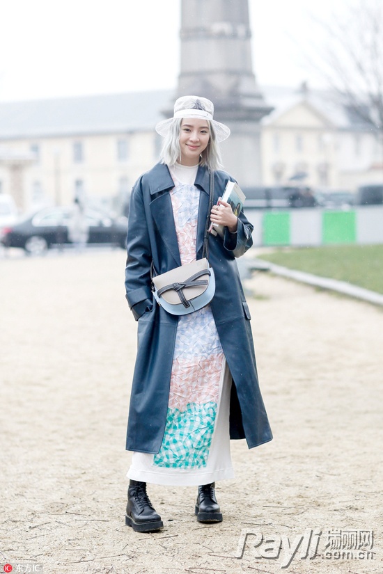 穿上透明PVC秒变“塑料姐妹花”从此阴天下雨都不怕