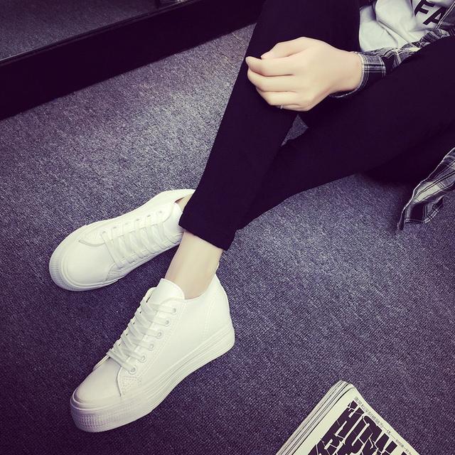 什么小白鞋搭配裙子好看,穿裙子能够搭配小白鞋吗