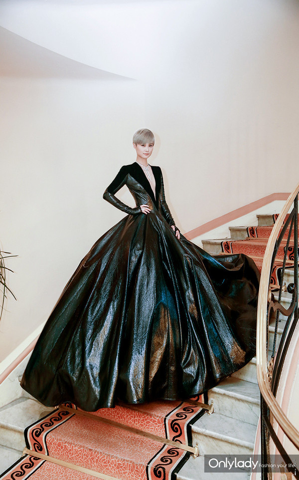 李宇春短发帅气一身黑衣服,李宇春剪头发短发