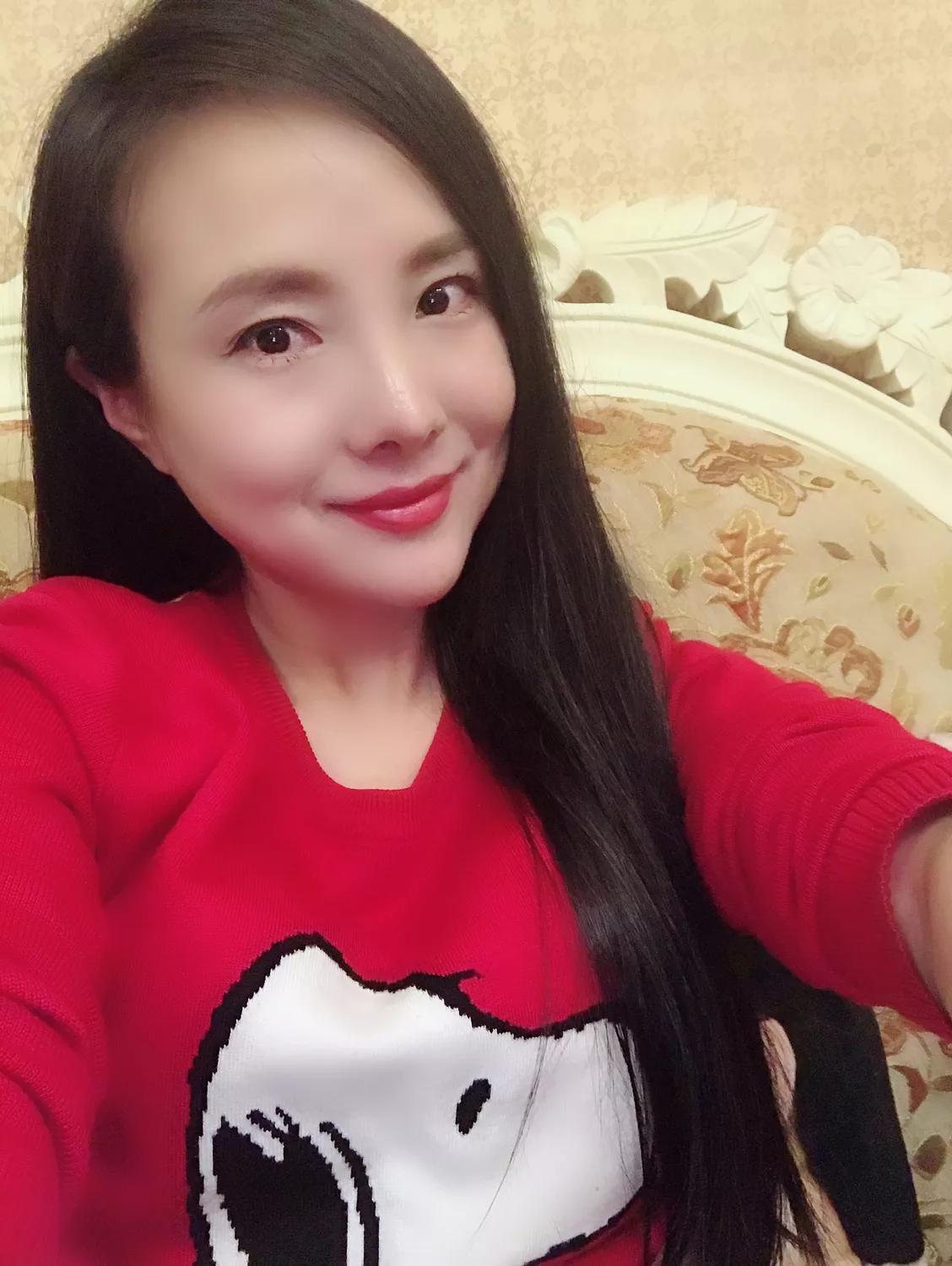 信阳网红美女干露露穿回衣服做自信女人，网友直呼不习惯