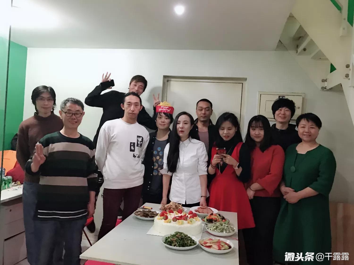 信阳网红美女干露露穿回衣服做自信女人，网友直呼不习惯