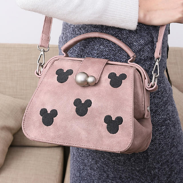 千万别漂亮衣服配Low包，品味变负分！