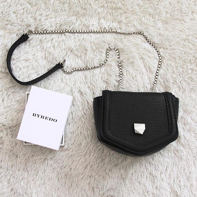 千万别漂亮衣服配Low包，品味变负分！