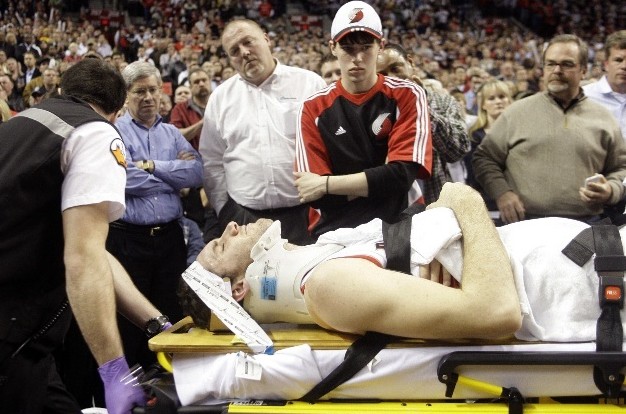 阿泰斯特一肘打通哈登任督二脉,nba最凶狠的五次犯规