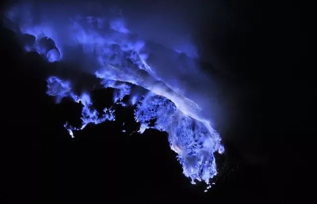 终极火山体验：在爪哇之巅，遇见蓝色地狱之火