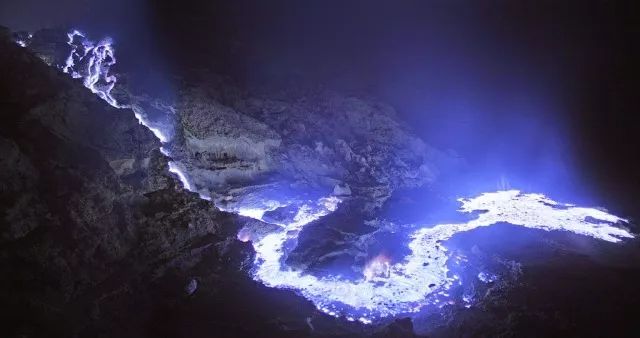 终极火山体验：在爪哇之巅，遇见蓝色地狱之火