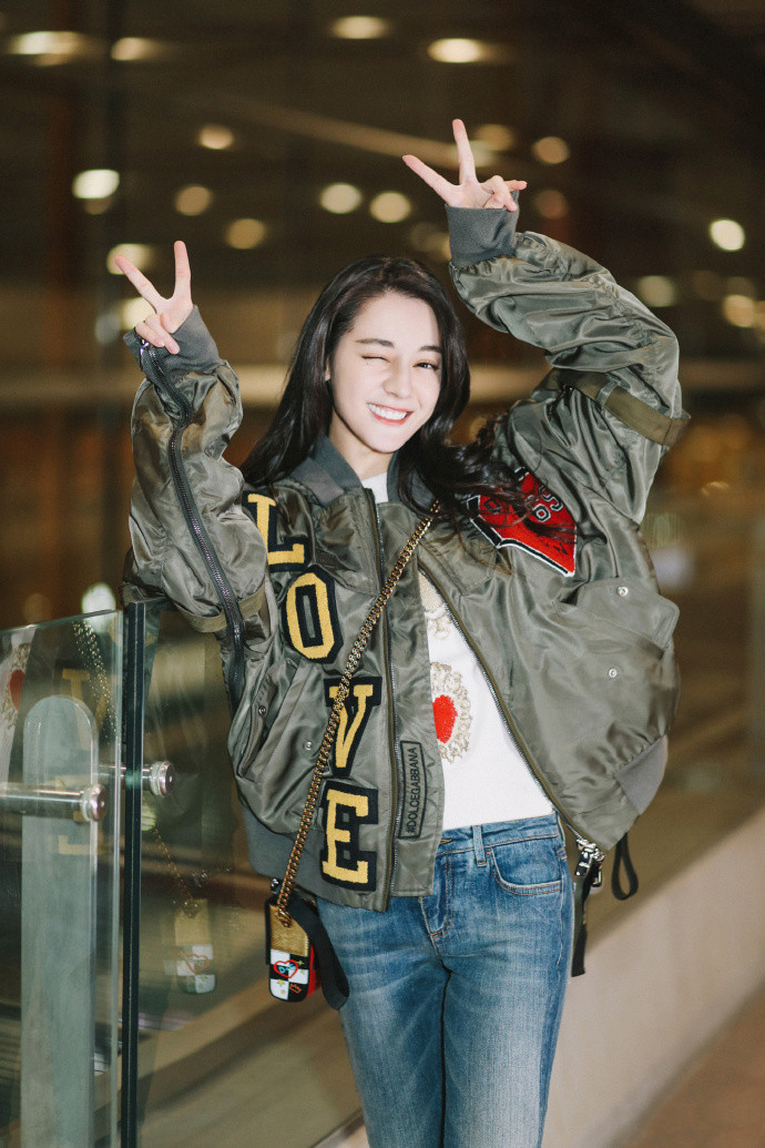 迪丽热巴杜嘉班纳黑色礼服皇冠,2018杜嘉班纳走秀迪丽热巴