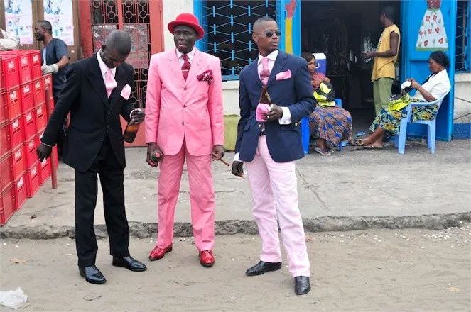 非洲贫民窟的时尚经：即使住最破的垃圾堆里，也穿着最骚的阿玛尼